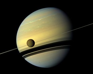 Титан на фоне Сатурна